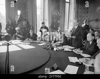 ATTLEE APRE LA CONFERENZA SULLA PALESTINA a cui partecipano rappresentanti di sette paesi della Lega Araba, la conferenza sulla Palestina è stata aperta dal primo ministro Clement Attlee a Lancaster House, St James's, Londra. Spettacoli fotografici: Il signor Attlee interviene all'apertura della conferenza. Seduti vicino a lui da destra - ci sono Ernest Bevin, El Said Ali Hasan Ibrahim, il dottor Fauzi al-Mulki, l'emiro Saif-ul-Islam Abdullah (membri della delegazione dello Yemen) e Azzam Pasha. 10 settembre 1946 Foto Stock