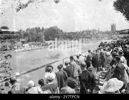 La pioggia ha messo l'ammortizzatore sulla scena tipica di Henley per i primi due giorni della regata reale di Henley, ma oggi il sole ha brillato per compensare. Qui, in un ambiente pittoresco, lo Studenten Roeivereeniging Njord, dell'Olanda, batte il Leander Club - il detentore - di 1/2 lunghezze nella semifinale della Grand Challenge Cup, Henley on Thames, Oxfordshire, Inghilterra.7 luglio 1950 Foto Stock