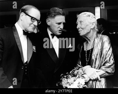 Visti da sinistra a destra ad un banchetto in onore del dottor Lillian Moller Gilbreth tenuto stasera dall'Institute of Work Study Practitioners al Savoy Hotel di Londra, sono il signor C Applin, presidente del Consiglio degli esaminatori e il signor Walter Coultous, presidente del Comitato per la ricerca e lo sviluppo, che parla con il dottor Lillian Moller Gilbreth. Il dottor Gilbreth, che è il primo destinatario della Frank B Gilbreth Medal, ha svolto un lavoro per lo studio del lavoro; per l'eliminazione della fatica; per i disabili e il cuore; per lo sviluppo della psicologia e della fisiologia nei problemi industriali. 29 giugno 1967 Foto Stock