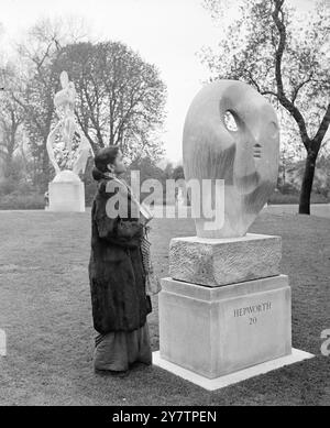 La signora B Hooja, studentessa di scultura di Delhi, guarda " Biolith ", una scultura in pietra di Ancaster blu di Barbara Hepworth, in mostra alla seconda esposizione internazionale all'aperto di Scultura a Battersea Park, Londra. L'esposizione - la prima si è tenuta nel 1948 - è stata organizzata dal London County Council in associazione con l'Arts Council of Great Britain. Barbara Hepworth, che ha lavorato per il Festival of Britatin's South Bank Exhibition, è nata a Wakefield, nello Yorkshire, nel 1903, e ora vive in Cornovaglia. 7 maggio 1951 Foto Stock