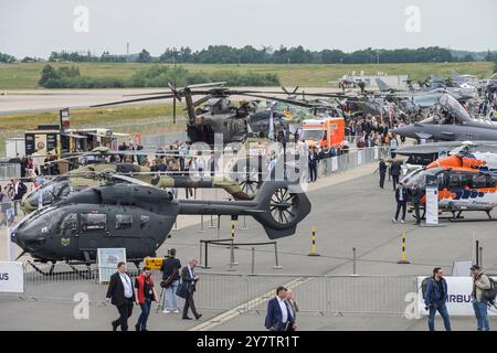 Sito all'aperto, visitatori, elicotteri, Aeronautica militare tedesca, ILA 2024, esposizione internazionale aerospaziale Berlino, Schönefeld, Brandeburgo, Germania, Freigel Foto Stock