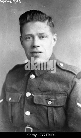 Lance-Caporale Edward George Jenkins di Larcom Street, Southwark a cui era stato dato il compito di sorvegliare Josef Kramer, noto come la Bestia di BelsenApril 1945 Foto Stock