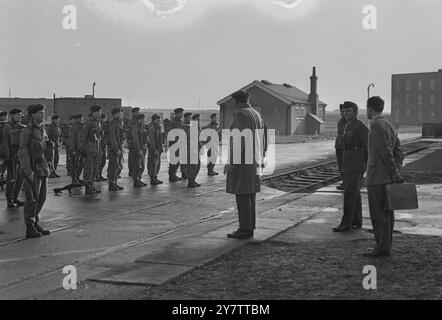 491128 ADDIO DI SIR FRANCIS: FELIXSTOWE, SUFFOLK, INGHILTERRA: CIVILE VESTITO E CON UNA CAP PIATTA. FELDMARESCIALLO SIR FRANCIS FESTING (CENTRO)EX C.. L .G.S., È MOSTRATO DURANTE LA VISITA ODIERNA ALLA CASERMA DELLA NORMANDIA, QUI DOVE SALUTA LE 1/3 GIACCHE VERDI CHE SONO A HONG KONG. SIR FRANCIS È COLONNELLO COMANDANTE DEL REGGIMENTO E LA SUA VISITA È STATA INFORMALE. ERA ACCOMPAGNATO DA SUO FIGLIO LT. ANDREW FESTING, CHE STA SERVENDO NELLE GIACCHE VERDI, IL REGGIMENTO IN CUI SIR FRANCIS HA INIZIATO LA SUA CARRIERA MILITARE. I GIUBBOTTI VERDI ARRIVANO DA LYNEHAM, WILTSHIRE, VENERDÌ E DOMENICA Foto Stock