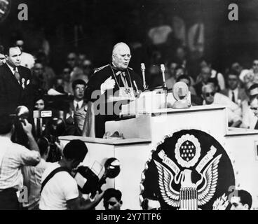 Il cardinale Dennis Dougherty ha fotografato mentre ha consegnato l'invocazione all'apertura della Convention Nazionale Democratica del 1948 alla Convention Hall di Philadelphia, Pennsylvania, USA di recente. La Convenzione fu aperta dal senatore J Howard McGrath, presidente del Comitato Nazionale Democratico e presidente temporaneo della Convenzione. 15 luglio 1948 Foto Stock