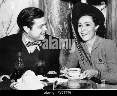 Orson Welles bevendo un drink con Dolores del Rio nell'Ambassador Hotel, Trianon Room, USA28 gennaio 1941 Foto Stock