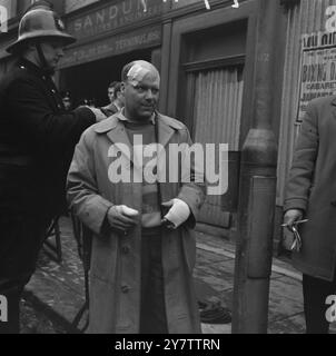 491117 FERITI A LONDRA LAVORI DI PLACCATURA ESPLODONO LONDRA : MR. VICTOR JOSEPH ROBERTS, UNO DEI SEI FERITI QUANDO CINQUE BOMBOLE DI GAS SONO ESPLOSE IN UN IMPIANTO DI PLATING IN PENTONVILLE ROAD, FLNSBURY, LONDRA, NELLA FOTO DOPO AVER RICEVUTO IL PRIMO SOCCORSO STAMATTINA. HA SUBITO LESIONI ALLA TESTA E A ENTRAMBE LE MANI. L'ESPLOSIONE HA STRAPPATO LA PARTE ANTERIORE DELL'EDIFICIO E HA GETTATO VETRO E DETRITI SULLA STRADA TRAFFICATA. CAMIONISTA SIGNOR ROBERTS STAVA CONSEGNANDO DELLE MERCI ALLA FABBRICA QUANDO L'ESPLOSIONE L'HA COLPITO. 6 GENNAIO 1965 Foto Stock