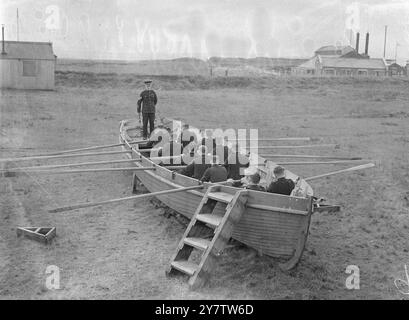 ADDESTRARE GLI "ALL ROUNDERS" DELLE FORZE BRITANNICHE non ha praticamente alcun lavoro in tempo di guerra che non sia svolto dai membri dei Royal Marines, probabilmente la forza più versatile del Regno Unito. I Royal Marines prestano servizio sulle navi ando n shore in tutto il mondo. Gli uomini sono addestrati in molti tipi di artiglieria, nell'uso di proiettori, in tutte le forme di segnali, nel lavoro di fanteria e anche come piloti per il Fleet Air Arm. Queste foto sono state scattate presso il deposito di addestramento dei Royal Marines in un porto nel sud dell'Inghilterra, dove molte giovani reclute stanno ora imparando i vari compiti del reggimento. Spettacoli fotografici: Boat Dril Foto Stock