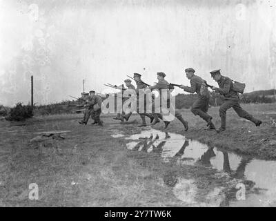 ADDESTRARE GLI "ALL ROUNDERS" DELLE FORZE BRITANNICHE non ha praticamente alcun lavoro in tempo di guerra che non sia svolto dai membri dei Royal Marines, probabilmente la forza più versatile del Regno Unito. I Royal Marines prestano servizio sulle navi ando n shore in tutto il mondo. Gli uomini sono addestrati in molti tipi di artiglieria, nell'uso di proiettori, in tutte le forme di segnali, nel lavoro di fanteria e anche come piloti per il Fleet Air Arm. Queste foto sono state scattate presso il deposito di addestramento dei Royal Marines in un porto nel sud dell'Inghilterra, dove molte giovani reclute stanno ora imparando i vari compiti del reggimento. Spettacoli fotografici: Reclute Foto Stock