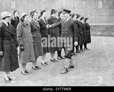 LE RAGAZZE ENTRANO NELLA MARINA molte ragazze che in precedenza hanno realizzato figure di allestimento dietro banchi di negozi, uffici o fabbriche stanno ora servendo il loro paese come membri del Womens Royal Naval Service, le "Wrens". Queste foto, scattate in un centro di formazione della East Coast, mostrano come il grande cambiamento dalla vita civile a quella di servizio sia stato effettuato. Foto: Il capo sottufficiale Dewbury mostra alle reclute come marciare. 2 maggio 1940 Foto Stock