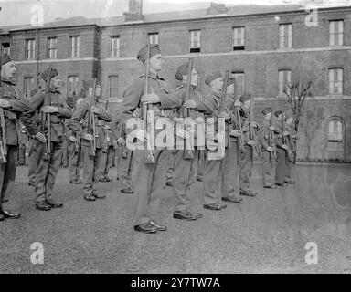 MARINES A TERRA 28 marzo 1940 foto mostra: Reclute ai Royal Marines al tiro di carabina sulla piazza della baracca durante l'addestramento in un porto nel sud dell'Inghilterra. Questi uomini stanno imparando ad essere ugualmente a casa a galla o a terra. Foto Stock