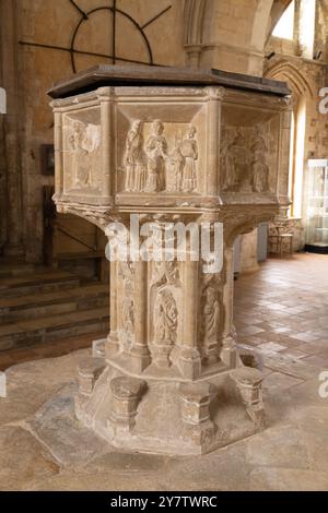 Fonte medievale inglese del XIII secolo, all'interno del priorato di Binham, o chiesa del priorato di St Marys, villaggio di Binham, Norfolk Regno Unito Foto Stock