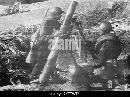 I MORTAI DI TRINCEA RUSSI NEL CAUCASO dicono che due grandi attacchi tedeschi sono stati respinti nella zona di Modzok nel Caucaso, e che in un altro settore le guardie sovietiche contrattaccarono mettendo 60 carri armati fuori combattimento e uccidendo 200 tedeschi. Spettacoli fotografici; Un'immagine trasmessa via radio direttamente da Mosca e appena ricevuta a Londra che mostra una batteria di mortai di trincea da 120 millimetri dell'Armata Rossa in azione sparando contro il nemico nel Caucaso. 25 settembre 1942 Foto Stock