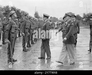 Fotografie: Il maresciallo dell'aria Sir Sholto Douglas, comandante dell'aria in capo, Royal Air Force, Fighter Command e il generale Carl Spaatz ispeziona la Guardia d'onore formata dal reggimento RAF presso la stazione operativa in Inghilterra.29 settembre 1942 Foto Stock