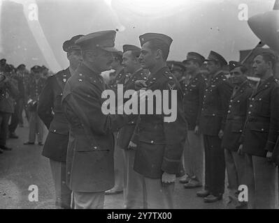 GLI SQUADRONI EAGLE TRASFERITI DALLA ROYAL AIR FORCE ALLA UNITED STATES ARMY AIR FORCE gli squadroni American Eagle Squadron che hanno operato con la Royal Air Force negli ultimi diciotto mesi sono stati ora trasferiti alla United States Army Air Force. Gli Squadron hanno preso parte a molte operazioni offensive sul territorio occupato dai nemici e hanno abbattuto almeno 73 aerei nemici. Ogni Squadron manterrà la sua precedente identità e rimarrà come Eagle Squadron nei nuovi gruppi di combattenti della US Army Air Force. Spettacoli fotografici: Generale di brigata FO'D Hunter, comandante dell'aviazione militare statunitense per Foto Stock