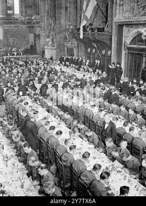 LE TRUPPE AMERICANE IN MARCIA CERIMONIALE ATTRAVERSO LONDRA per la prima volta dal 1917 le truppe statunitensi sfilarono attraverso Londra quando marciarono da Grosvenor Square alla City di Londra per un pranzo alla Guildhall con il Lord Mayor. Guidati da una banda, trecento soldati statunitensi e venti marines in completo abito cerimoniale furono acclamati dalle folle di Londra lungo il percorso della loro marcia. Spettacoli fotografici: Una visione generale delle truppe americane mentre sedevano a pranzo nella Guildhall. Settembre 1942 Foto Stock