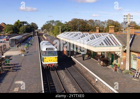 Locomotiva diesel, carrozze e treni alla stazione ferroviaria di Sheringham, North Norfolk, Regno Unito, in una giornata di sole in autunno. Foto Stock