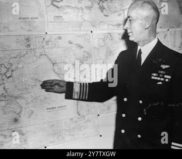 COMANDANTE IN CHEIF DELLA FLOTTA DEGLI STATI UNITI foto mostra: Ammiraglio Ernest King, comandante in capo della flotta degli Stati Uniti, che ispeziona una mappa dell'area di guerra del Pacifico nel suo ufficio nel dipartimento della Marina a Washington. Una nuova foto appena ricevuta a Londra il 19 gennaio 1942 Foto Stock