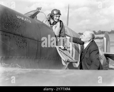 L'ALTO COMMISSARIO PER LA NUOVA ZELANDA FA VISITA al NEW ZEALAND FIGHTER SQUADRON il signor W J Jordan, alto Commissario per la nuova Zelanda, ha visitato il New Zealand Fighter Squadron, presso la loro stazione operativa in Inghilterra. I neozelandesi hanno preso parte a molte recenti esplorazioni sul Canale e sulla Francia settentrionale. Servizi fotografici: Il signor Jordan parla con un tenente di volo dello Squadrone neozelandese. Squadron leader A C Deere DFC and Bar 10 ottobre 1941 Foto Stock