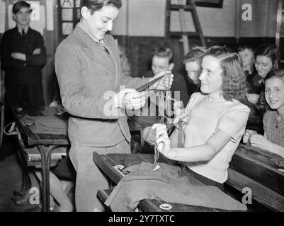 LA STORIA DI Un SOVRANO D'ORO - È STATO PERSO E RITROVATO - E INFINE CONVERTITO IN LANA IN AIUTO DEL RAF COMFORT FUND la storia dei serpeggiamenti di un sovrano d'oro è stata raccontata da Joyce Townsend, insegnante di scuola londinese, a St Stephens, Westbourne Park Road School, Londra. La storia narra che nel 1914 un amico di una certa Miss Hambly di Egginton, Derby, le diede una busta contenente un sovrano d'oro da tenere. Dopo la guerra nel 1918 Miss Hambly andò a Vancouver BC e si stabilì. L'anno scorso ha incontrato la signorina Joyce Townsend, che era uno scambio alla Queen Elizabeth School, a Vancouver, e ga Foto Stock