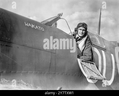 L'ALTO COMMISSARIO PER LA NUOVA ZELANDA FA VISITA al NEW ZEALAND FIGHTER SQUADRON il signor W J Jordan, alto Commissario per la nuova Zelanda, ha visitato il New Zealand Fighter Squadron, presso la loro stazione operativa in Inghilterra. I neozelandesi hanno preso parte a molte recenti esplorazioni sul Canale e sulla Francia settentrionale. Spettacoli fotografici: Il tenente di volo e P Wells DFC dello Squadrone neozelandese fotografato nel suo aereo. 1941 Foto Stock