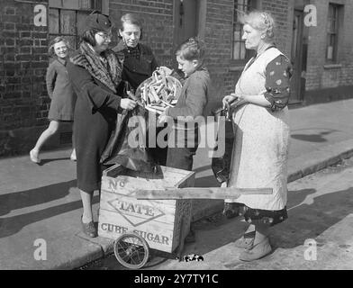 LAMBETH, 11 ANNI, VENDE LEGNA DA ARDERE DA CASE BOMBARDATE PER LA SETTIMANA DELLE ARMI DA GUERRA DI LONDRA. Ho già mandato una sterlina e dieci scellini come regalo al suo sindaco. Ronald Spanner, 11 anni di vita presbiteriana, ragazzo di Lambeth, passa il suo tempo libero a raccogliere fondi per la settimana delle armi di guerra di londra e per qualsiasi altra buona causa. Ronald, il cui padre è un vetraio e che ha due fratelli nell'esercito, ha avuto l'idea di raccogliere legna da case bombardate, tagliarla e venderla come legna da ardere ai suoi vicini a due passi per raccogliere fondi. Il suo amico, Dennis Emms di 12 anni, lo aiutava, ma blas Foto Stock