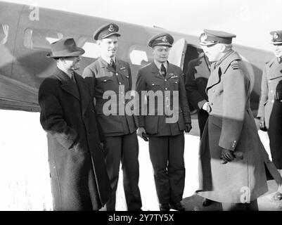 Foto: Vice maresciallo dell'aria R H Peck CB, OBE, assistente capo dello staff aereo che accoglie piloti e equipaggio di un Lockheed che ha volato l'Atlantico per la consegna al Ministero della produzione aeronautica. Da sinistra a destra, J A Webber di Denver, Colorado, pilota della guardia costiera americana e pilota di traghetti di bombardieri transatlantici per la RAF e il volo Leuitenant OL Jones DFC 11 febbraio 1941 Foto Stock