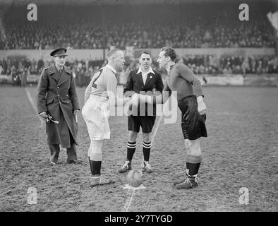 IL PRINCIPE BERNHARD PARTECIPA ALLA PARTITA DI CALCIO OLANDESE DI HOLLAND V BELGIO A LONDRA il principe Bernhard dei Paesi Bassi, che ha regalato una coppa alla squadra vincitrice, è stato presente questo pomeriggio per assistere alla partita di calcio tra Olanda e Belgio a Walthamstow. Tutti i giocatori belgi erano nell'Esercito libero e c'erano tre civili negli undici olandesi. Febbraio 1941 Foto Stock