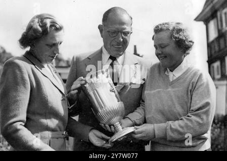 Una squadra di golfiste professioniste americane ha incontrato oggi la squadra internazionale di amatori britannici della signora Critchley al Sunningdale Ladies' Golf Course nella prima parte di un concorso per il Weathervane Trophy, presentato per l'occasione dal ricco americano Alvin Handmacher. Visto qui fotografato ammirando il Weathervane Trophy a Sunningdale Today, LtoR Mrs Diana Critchley (capitano dei Britihs non giocante), Mr Alvin Handmacher (donatore del trofeo) e Miss Patty Berg capitano della squadra americana. 13 luglio 1951 Foto Stock