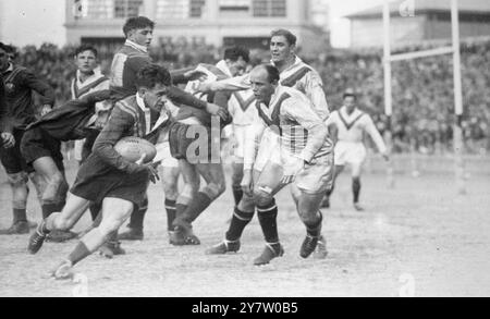 L'INGHILTERRA VINCE LA RUGBY LEAGUE 'ASHES' IN AUSTRALIA, DOVE È INVERNO sconfiggendo l'Australia di 20 punti a 7 nel terzo e ultimo test match a Sydney, New South Wales, l'Inghilterra ha vinto la Rugby League 'Ashes'. Questa serie di test è stata la prima dal 1910 in cui una squadra inglese in tour in Australia non ha perso una partita - il primo test è stato un pareggio e il secondo una vittoria inglese. Spettacoli fotografici: Tommy McCue, con D Phillips in supporto, si muove per fermare il progresso di C Kennedy, semischiena australiana (con palla). 26 luglio 1946 Foto Stock