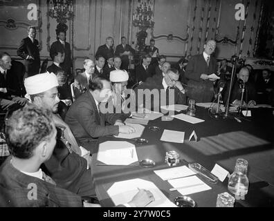 ATTLEE APRE LA CONFERENZA SULLA PALESTINA a cui partecipano rappresentanti di sette paesi della Lega Araba, la conferenza sulla Palestina è stata aperta dal primo ministro Clement Attlee a Lancaster House, St James's, Londra. Spettacoli fotografici: Il signor Attlee interviene all'apertura della conferenza. Seduti vicino a lui da destra - ci sono Ernest Bevin, El Said Ali Hasan Ibrahim, il dottor Fauzi al-Mulki, l'emiro Saif-ul-Islam Abdullah (membri della delegazione dello Yemen) e Azzam Pasha. 10 settembre 1946 Foto Stock