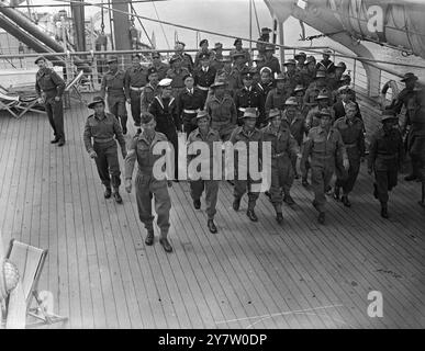 LE PRIME TRUPPE COLONIALI ARRIVANO IN INGHILTERRA PER PRENDERE PARTE ALLA PARATA DEL GIORNO DELLA VITTORIA DI LONDRA il primo delle truppe coloniali che parteciperanno alla parata del giorno della Vittoria di Londra l'8 giugno è arrivato a Southampton a bordo delle navi di linea Arundel Castle e Orontes. Tre membri del Ceylon ATS erano tra i contingenti di Ceylon a bordo del castello di Arundel. Gli Oronte portarono truppe da Hong Kong, dalla Malesia, dal Sarawak, dagli insediamenti dello stretto e dal Borneo. Spettacoli fotografici: Parte dei contingenti di Hong kong, Malaya, Sarawak, insediamenti dello stretto e Borneo, tra cui esercito, Marina, polizia e personale di difesa civile, su boa Foto Stock