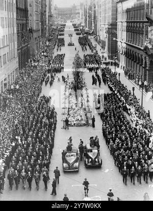 50.000 AUSTRALIANI NEL GIORNO ANZAC MARCIANO ATTRAVERSO SYDNEY più di 50.000 australiani hanno preso parte a una marcia record Anzac Day attraverso Sydney, nuovo Galles del Sud, Australia, per commemorare gli sbarchi di Gallipoli nella guerra del 1914-18. Spettacoli fotografici: La processione che attraversa Martin Place, Sydney, australia. Al centro c'è il Cenotaph coperto dalla corona. 7 maggio 1946 Foto Stock