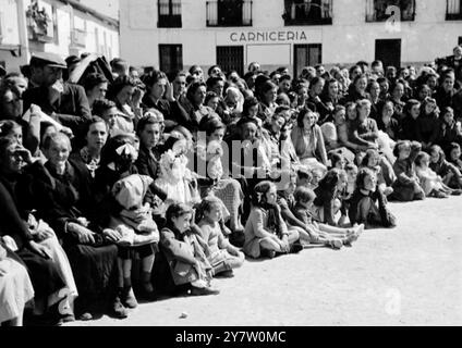 Un MATRIMONIO DI CAMPAGNA IN SPAGNA È Un AFFARE GAY - - vecchi costumi, costumi tradizionali e balli popolari sono la regola di un matrimonio di villaggio in Spagna. Queste foto mostrano un tipico matrimonio di campagna a Navalcarnero, nella provincia di Madrid, dove gli sposi e tutti coloro che partecipano indossano i colorati costumi della vecchia Spagna, e tutta la gente di campagna si affollano nella piazza del villaggio per guardare le vecchie danze popolari, o per prendere parte alla gaiety stessa. - Spettacoli fotografici: Tutta la piazza del villaggio è piena di spettatori, dai vecchi ai bambini, che vengono a guardare il divertimento con allegria e allegria Foto Stock