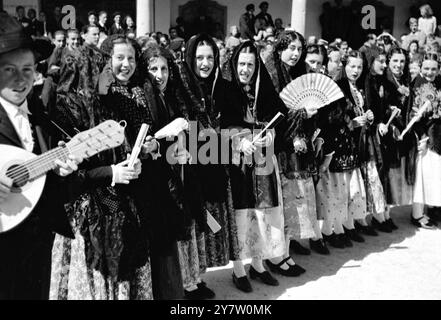 Un MATRIMONIO DI CAMPAGNA IN SPAGNA È Un AFFARE GAY - - vecchi costumi, costumi tradizionali e balli popolari sono la regola di un matrimonio di villaggio in Spagna. Queste foto mostrano un tipico matrimonio a Navalcarnero, nella provincia di Madrid, dove gli sposi e tutti coloro che partecipano indossano i colorati costumi della vecchia Spagna, e tutta la gente di campagna si affollano nella piazza del villaggio, per guardare le vecchie danze popolari o per prendere parte alla gaiety stessa. - Foto: Le giovani fanciulle di campagna si fanno avanti per prendere parte alle vecchie danze di campagna nella piazza del villaggio. indossano tutti i costumi di vecchi ti Foto Stock