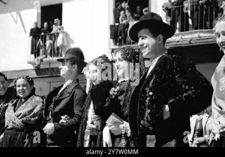 Un MATRIMONIO DI CAMPAGNA IN SPAGNA È Un AFFARE GAY - - vecchi costumi, costumi tradizionali e balli popolari sono la regola di un matrimonio di villaggio in Spagna. Queste foto mostrano un tipico matrimonio a Navalcarnero, nella provincia di Madrid, dove gli sposi e tutti coloro che partecipano indossano i colorati costumi della vecchia Spagna, e tutta la gente di campagna si affollano nella piazza del villaggio, per guardare le vecchie danze popolari o per prendere parte alla gaiety stessa. - Spettacoli fotografici: La sposa e lo sposo guardano le danze della vecchia campagna nella piazza del paese, lo sposo indossa una giacca intelligente bolero di pelliccia e il br Foto Stock