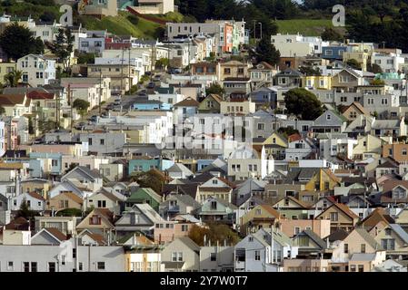 San Francisco, California, Un mare di alcune delle 24.000 case quasi identiche costruite da Henry Doelger negli anni '1920 ad un tasso di due al giorno con solo centimetri di distanza. Le case dei Doelger ispirarono la scrittrice di canzoni di San Francisco Malvina Reynold a scrivere "Little Boxes"; il testo dice: "Little Boxes on the Hillside Little Boxes made of ticky tacky". Questa primavera il comitato consultivo per la conservazione dei monumenti storici della città di San Francisco potrebbe dichiarare la prima casa dei Doelger un punto di riferimento storico, ma non le restanti 24.000. Nel 1920 una casa Doelger vendette per circa $ 4.500 a $ 5.000 ciascuno. Ora possono vendere per più di 600,00 dollari Foto Stock