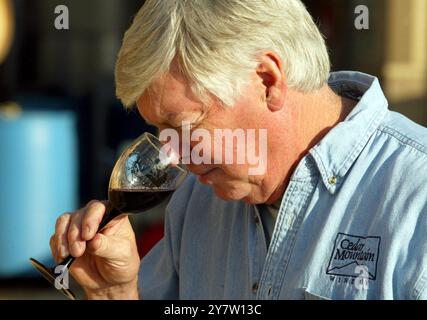 Livermore, California, il proprietario della Cedar Mountain Winery Earl Aults degusta il vino Cabernet 2000 domenica 26 novembre 2002. I vinterns californiani sono entusiasti della sentenza del giudice distrettuale statunitense Richard Berman secondo cui il divieto di New York di spedire vino direttamente fuori dallo stato è incostituzionale. La sentenza aiuterà piccole aziende vinicole come Cedar Mountain Winery che hanno dovuto spedire attraverso un grossista. () Foto Stock