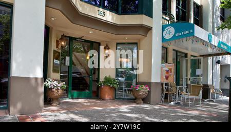 Palo alto, CA., USA--Mare Lucas co fondatore di Sparkiverse Labs va a lavorare mercoledì 13 maggio 2015 a Palo alto in un edificio che Google ha trasferito da un ufficio di garage al 165 University Avenue a Palo alto nel febbraio 1999 Foto Stock