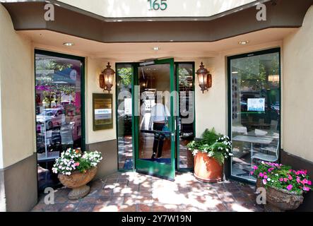 Palo alto, CA., USA--Mare Lucas co fondatore di Sparkiverse Labs va a lavorare mercoledì 13 maggio 2015 a Palo alto in un edificio che Google ha trasferito da un ufficio di garage al 165 University Avenue a Palo alto nel febbraio 1999. Foto Stock