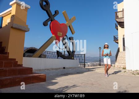 Turista femminile presso il porto di Kastellorizo in Grecia Foto Stock