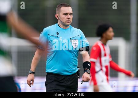 Eindhoven, Paesi Bassi. 1 ottobre 2024. EINDHOVEN, PAESI BASSI - 1 OTTOBRE: Arbitro Kevin o'Sullivan durante la partita di UEFA Youth Champions League 2024/25 tra il PSV Eindhoven e lo Sporting Clube de Portugal al PSV Campus de Herdgang il 1 ottobre 2024 a Eindhoven, Paesi Bassi. (Foto di Joris Verwijst/Agenzia BSR) credito: Agenzia BSR/Alamy Live News Foto Stock