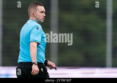 Eindhoven, Paesi Bassi. 1 ottobre 2024. EINDHOVEN, PAESI BASSI - 1 OTTOBRE: Arbitro Kevin o'Sullivan durante la partita di UEFA Youth Champions League 2024/25 tra il PSV Eindhoven e lo Sporting Clube de Portugal al PSV Campus de Herdgang il 1 ottobre 2024 a Eindhoven, Paesi Bassi. (Foto di Joris Verwijst/Agenzia BSR) credito: Agenzia BSR/Alamy Live News Foto Stock