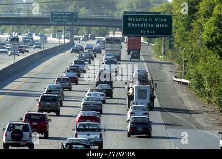 Mountain View, California-- alle 7:55 Highway101 direzione sud si respirano brezze per quei pochi lavoratori high-tech della Silicon Valley che devono presentarsi al lavoro lunedì 2 luglio 2002. A seguito dell'econonia, anche molte altre aziende high-tech della Silicon Valley hanno chiuso, per la settimana del 4 luglio e hanno detto ai propri dipendenti di rimanere a casa. Foto scattata martedì 2 luglio 2002 Foto Stock