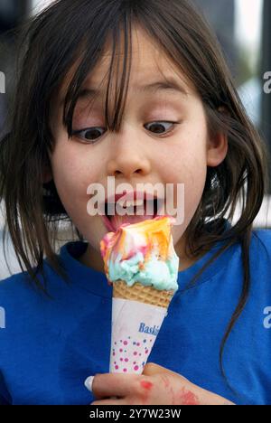 Seattle, Washington: Una bambina di nove (9) anni gode di un cono di gelato dopo scuola. 25 aprile 2002. Foto Stock