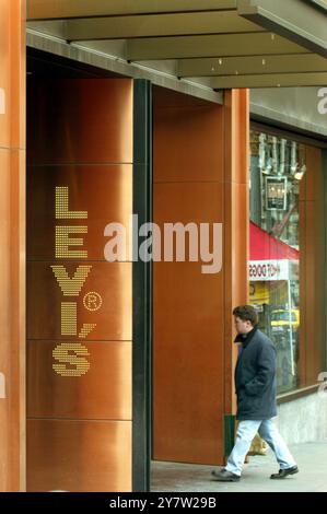 San Francisco, California, all'esterno del negozio Orgiginal Levi's a Union Square giovedì 9 aprile 2002. La Levis Strauss & Company, un'azienda di 149 anni che produce jeans blu, taglierà 300 posti di lavoro, tra cui la chiusura della storica fabbrica di San Francisco in Valencia Street. Lo storico stabilimento produce jeans dal 1906. Foto Stock