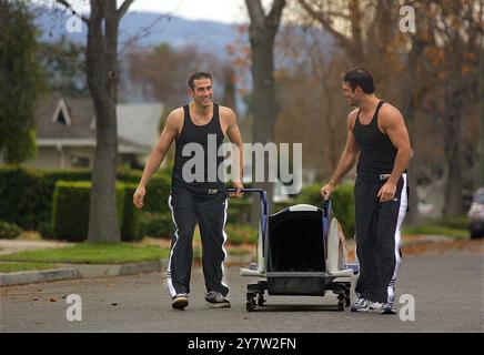 San Jose, California... gli atleti di Bobsled Dan Janjigian, 29 anni, e Yorgo Alexandrou, 29 anni, si allenano in una strada di San Jose. Gli uomini, che parteciperanno ai Giochi Olimpici invernali del 2002 a Salt Lake City, rappresenteranno l'Armenia nella gara di Bob. Janjigian, che possiede una società di progettazione di siti Web ed è un armeno di discendenza, è diventato agganciato al Bob mentre era a Calgary, in Canada, e in seguito ha deciso di competere per l'Armenia alle Olimpiadi di Salt Lake City. Janjigian e Alexandrou vivono a 600 miglia dalla pista da Bob più vicina, quindi si allenano sulla strada di fronte alla casa di Janjigian a San Jose, California. Alexan Foto Stock