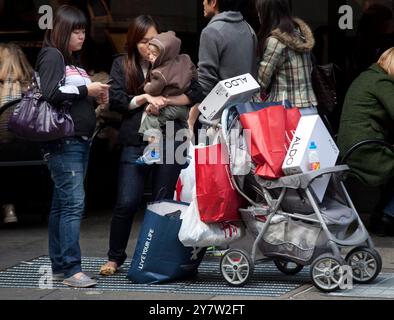 San Francisco, CA--Shoppers affluiscono a Union Square a San Francisco per approfittare delle offerte del Black Friday, 27 novembre 2009, il giorno dopo il Ringraziamento. I retailer sperano in folle più grandi rispetto all'anno scorso e in un avvio rapido, in modo che i consumatori ricomincino a spendere di nuovo. Foto Stock
