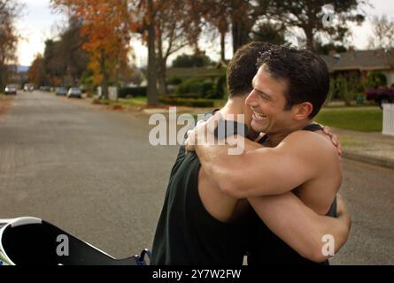 San Jose, California... gli atleti di Bobsled Dan Janjigian, 29 anni, e Yorgo Alexandrou, 29 anni, si allenano in una strada di San Jose. Gli uomini, che parteciperanno ai Giochi Olimpici invernali del 2002 a Salt Lake City, rappresenteranno l'Armenia nella gara di Bob. Janjigian, che possiede una società di progettazione di siti Web ed è un armeno di discendenza, è diventato agganciato al Bob mentre era a Calgary, in Canada, e in seguito ha deciso di competere per l'Armenia alle Olimpiadi di Salt Lake City. Janjigian e Alexandrou vivono a 600 miglia dalla pista da Bob più vicina, quindi si allenano sulla strada di fronte alla casa di Janjigian a San Jose, California. Alexan Foto Stock