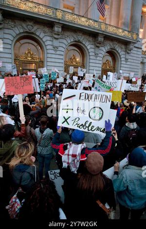 San Francisco, California - 4 marzo 2010 - centinaia di studenti hanno un raduno pacifico fuori dal municipio di San Francisco, per protestare contro i piani della California di tagliare milioni di dollari nel bilancio dell'istruzione. Dal college agli studenti delle scuole elementari in tutto lo stato della California protestano per i tagli al budget pianificati. Foto Stock