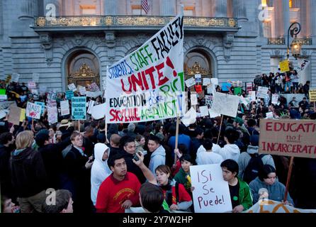 San Francisco, California - 4 marzo 2010 - centinaia di studenti hanno un raduno pacifico fuori dal municipio di San Francisco, per protestare contro i piani della California di tagliare milioni di dollari nel bilancio dell'istruzione. Dal college agli studenti delle scuole elementari in tutto lo stato della California protestano per i tagli al budget pianificati. Foto Stock